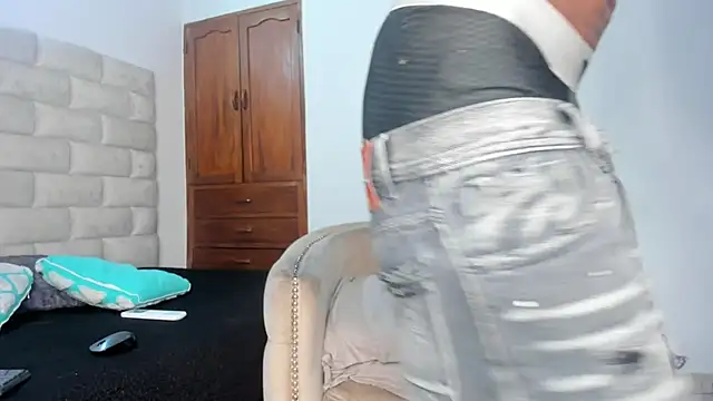 Snapshot of BennBrown chatting on 10/24/25, 08:16 BennBrown online show from 10/24/25, 08:16