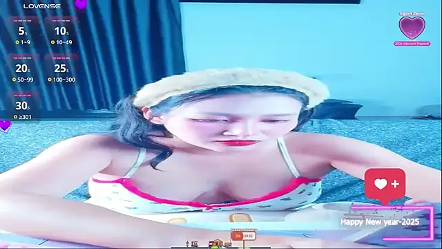 Snapshot of Lalacream12 chatting on 09/30/25, 12:21 Lalacream12 online show from 09/30/25, 12:21