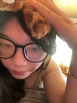 Snapshot of AZ37866 chatting on 10/14/25, 01:50 AZ37866 online show from 10/14/25, 01:50