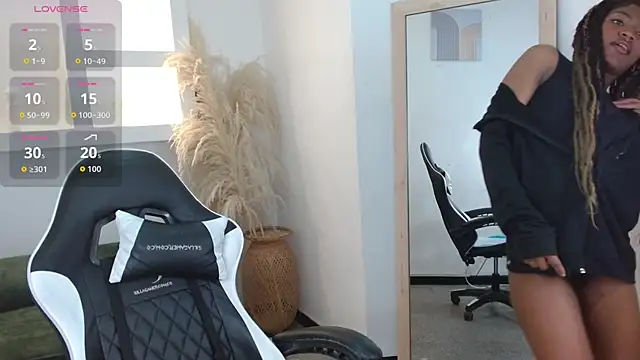 Snapshot of onyx_ebony chatting on 10/23/25, 01:21 onyx ebony online show from 10/23/25, 01:21