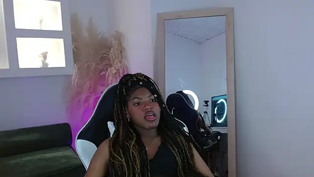 Snapshot of onyx_ebony chatting on 10/27/25, 01:04 onyx ebony online show from 10/27/25, 01:04