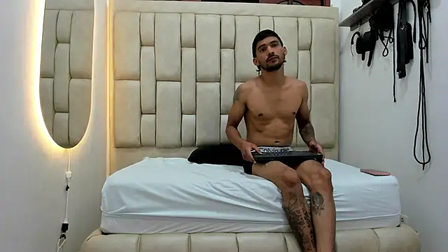 Snapshot of SeleneAndDorian chatting on 10/09/25, 07:23 SeleneAndDorian online show from 10/09/25, 07:23