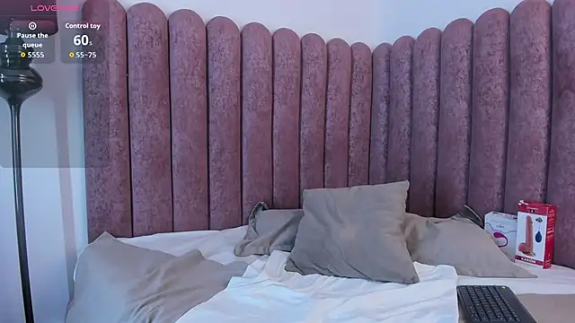 Snapshot of VanessaParis__ chatting on 10/07/25, 08:39 VanessaParis online show from 10/07/25, 08:39