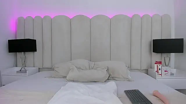 Snapshot of VanessaParis__ chatting on 10/14/25, 09:15 VanessaParis online show from 10/14/25, 09:15