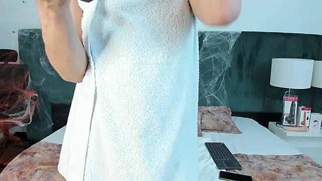 Snapshot of VanessaParis__ chatting on 10/16/25, 08:43 VanessaParis online show from 10/16/25, 08:43