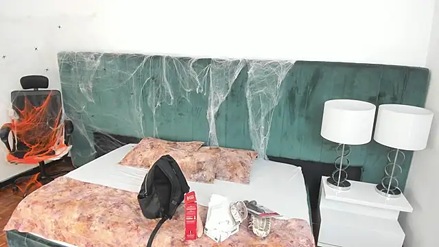 Snapshot of VanessaParis__ chatting on 10/18/25, 08:42 VanessaParis online show from 10/18/25, 08:42