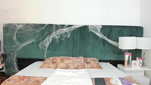 Snapshot of VanessaParis__ chatting on 10/19/25, 09:26 VanessaParis online show from 10/19/25, 09:26