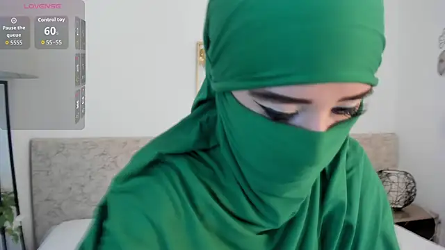 Snapshot of _Malak chatting on 11/05/25, 06:19 Malak online show from 11/05/25, 06:19