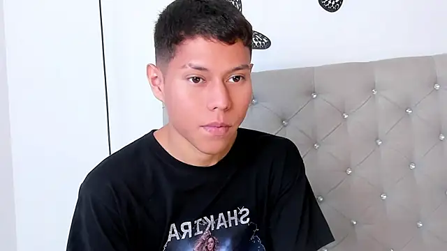 Snapshot of Little_liam chatting on 10/15/25, 07:25 Little liam online show from 10/15/25, 07:25