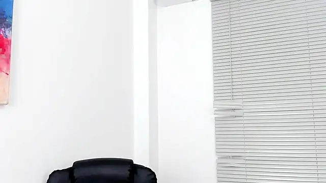 Snapshot of Little_liam chatting on 10/18/25, 07:36 Little liam online show from 10/18/25, 07:36