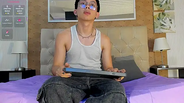 Snapshot of liam_twiink chatting on 10/04/25, 07:23 liam twiink online show from 10/04/25, 07:23