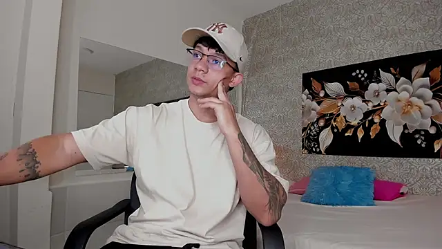 Snapshot of mike_wills3 chatting on 09/24/25, 03:43 mike wills3 online show from 09/24/25, 03:43