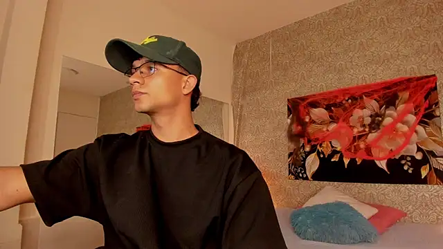 Snapshot of mike_wills3 chatting on 10/19/25, 03:18 mike wills3 online show from 10/19/25, 03:18