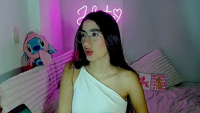 Snapshot of Julieta_Duque chatting on 09/27/25, 03:55 Julieta Duque online show from 09/27/25, 03:55