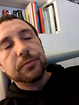Snapshot of simonge31231 chatting on 09/20/25, 12:33 simonge31231 online show from 09/20/25, 12:33