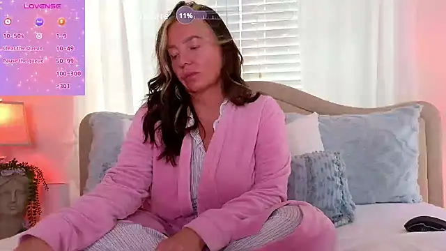 Snapshot of STIFFLERSMOMM chatting on 10/31/25, 02:18 STIFFLERSMOMM online show from 10/31/25, 02:18