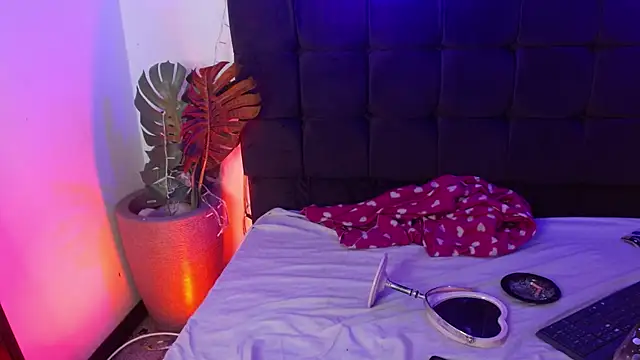 Snapshot of YessBoobs0 chatting on 11/08/25, 04:45 YessBoobs0 online show from 11/08/25, 04:45