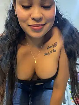 Snapshot of FOX_LATINA chatting on 04/07/26, 12:22 FOX LATINA online show from 04/07/26, 12:22
