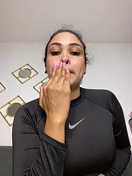 Snapshot of FOX_LATINA chatting on 06/08/26, 02:01 FOX LATINA online show from 06/08/26, 02:01