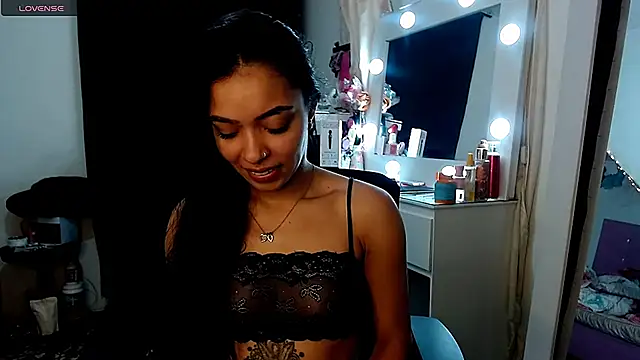 Snapshot of pocahot222 chatting on 10/18/25, 05:35 pocahot222 online show from 10/18/25, 05:35