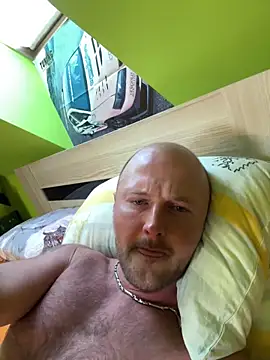 Snapshot of good_Dennis chatting on 09/20/25, 03:24 good Dennis online show from 09/20/25, 03:24