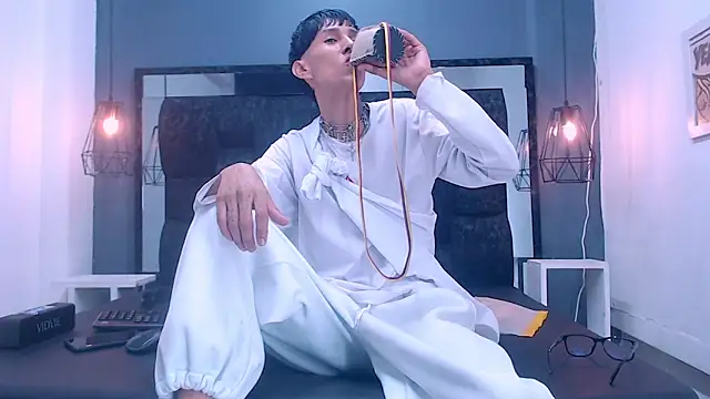 Snapshot of Daniel_delux_ chatting on 10/21/25, 04:02 Daniel delux online show from 10/21/25, 04:02