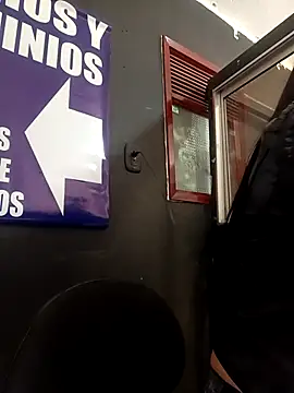 Snapshot of _Luna-1 chatting on 11/05/25, 02:17 Luna-1 online show from 11/05/25, 02:17