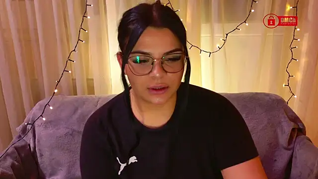 Snapshot of ThiccMady chatting on 12/14/25, 07:51 ThiccMady online show from 12/14/25, 07:51