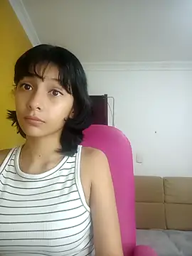 Snapshot of xoxo_milk chatting on 10/05/25, 04:05 xoxo milk online show from 10/05/25, 04:05