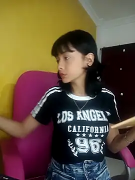 Snapshot of xoxo_milk chatting on 10/16/25, 05:03 xoxo milk online show from 10/16/25, 05:03