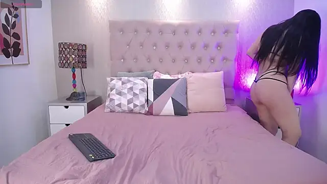 Snapshot of EmilyCley chatting on 10/02/25, 01:18 EmilyCley online show from 10/02/25, 01:18