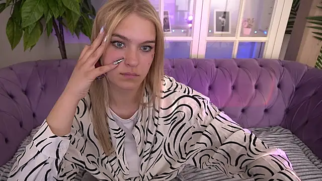 AlinaLiii online show from 06/15/26, 07:21