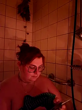 Snapshot of Chrissiosaurus chatting on 10/23/25, 05:23 Chrissiosaurus online show from 10/23/25, 05:23