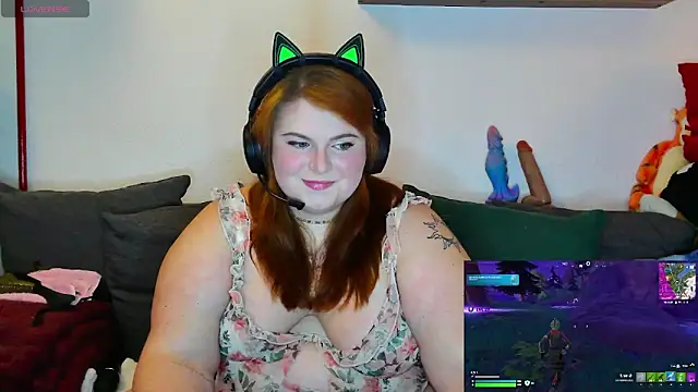 Snapshot of Chrissiosaurus chatting on 10/24/25, 05:53 Chrissiosaurus online show from 10/24/25, 05:53