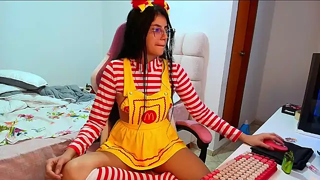 Snapshot of Julieta_Rose19 chatting on 10/31/25, 03:18 Julieta Rose19 online show from 10/31/25, 03:18