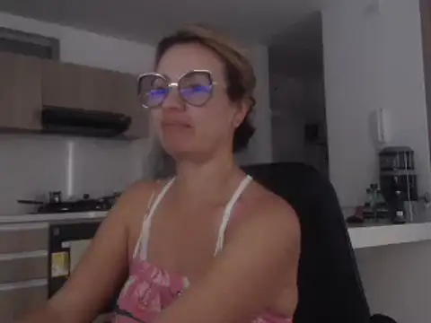 Snapshot of LovePaula chatting on 12/15/24, 08:47 LovePaula online show from 12/15/24, 08:47