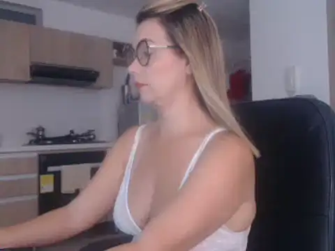 Snapshot of LovePaula chatting on 02/02/25, 10:49 LovePaula online show from 02/02/25, 10:49