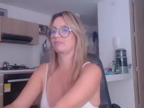 Snapshot of LovePaula chatting on 02/09/25, 02:06 LovePaula online show from 02/09/25, 02:06