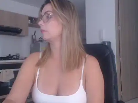 Snapshot of LovePaula chatting on 02/16/25, 09:38 LovePaula online show from 02/16/25, 09:38