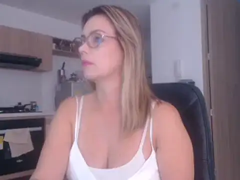 Snapshot of LovePaula chatting on 02/17/25, 12:16 LovePaula online show from 02/17/25, 12:16