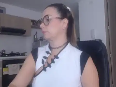 Snapshot of LovePaula chatting on 02/19/25, 10:56 LovePaula online show from 02/19/25, 10:56