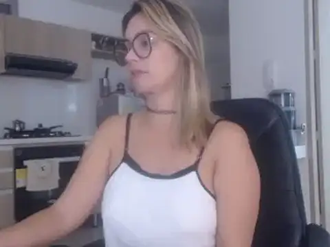 Snapshot of LovePaula chatting on 02/20/25, 12:15 LovePaula online show from 02/20/25, 12:15