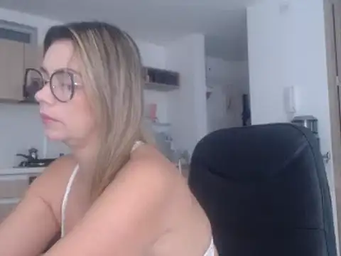 Snapshot of LovePaula chatting on 02/24/25, 12:48 LovePaula online show from 02/24/25, 12:48