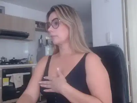 Snapshot of LovePaula chatting on 03/05/25, 10:21 LovePaula online show from 03/05/25, 10:21