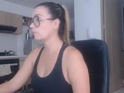 Snapshot of LovePaula chatting on 03/07/25, 03:08 LovePaula online show from 03/07/25, 03:08