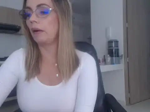 Snapshot of LovePaula chatting on 03/09/25, 02:32 LovePaula online show from 03/09/25, 02:32