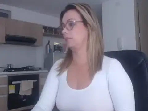 Snapshot of LovePaula chatting on 03/10/25, 11:42 LovePaula online show from 03/10/25, 11:42