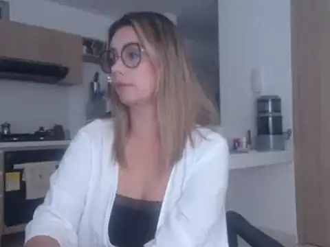 Snapshot of LovePaula chatting on 03/11/25, 09:02 LovePaula online show from 03/11/25, 09:02