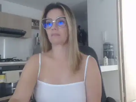 Snapshot of LovePaula chatting on 03/15/25, 03:48 LovePaula online show from 03/15/25, 03:48