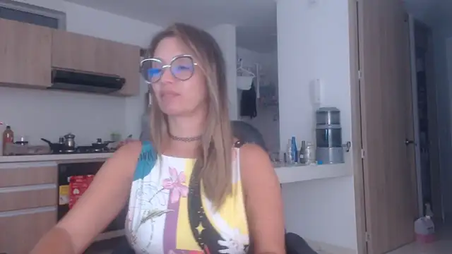 Snapshot of LovePaula chatting on 10/19/25, 01:39 LovePaula online show from 10/19/25, 01:39